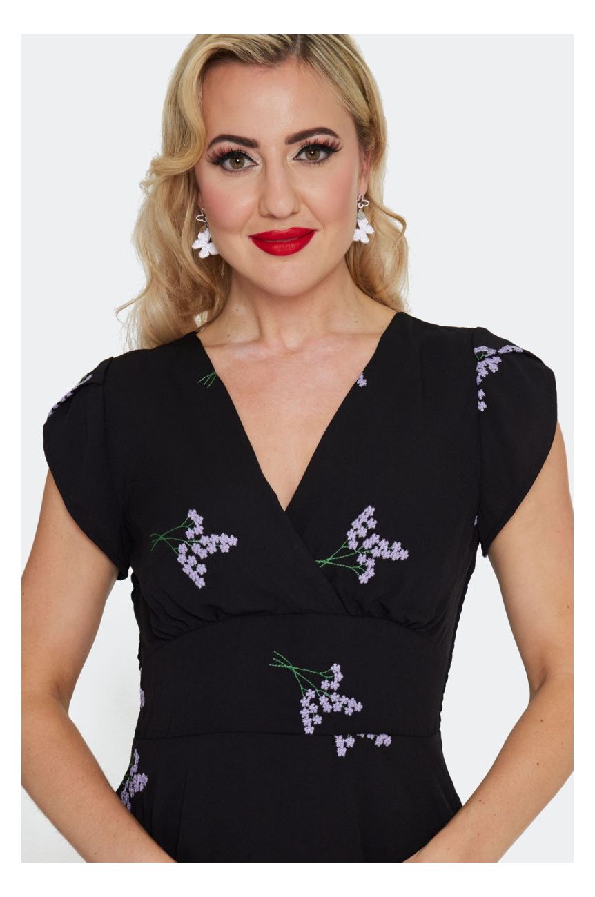 Robe vintage noire brodée de fleurs