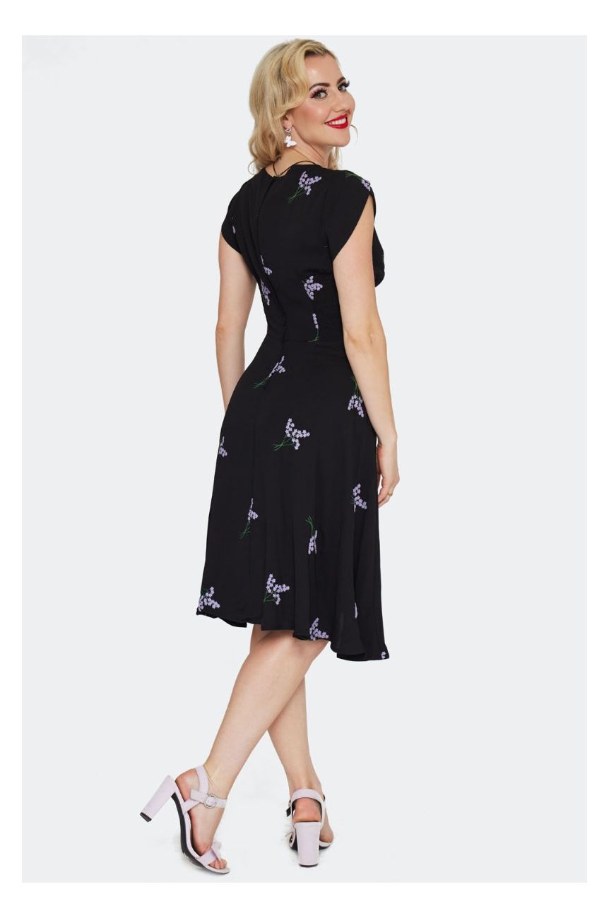 Robe vintage noire brodée de fleurs