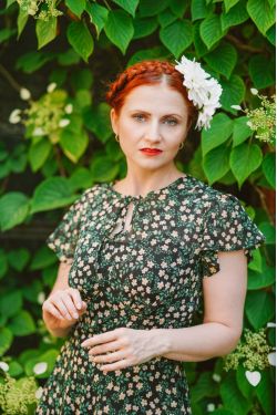 Robe rockabilly à fleurs écrue années 50 femme