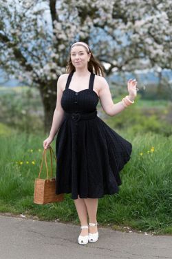 Robe rockabilly à broderie noir années 50 femme