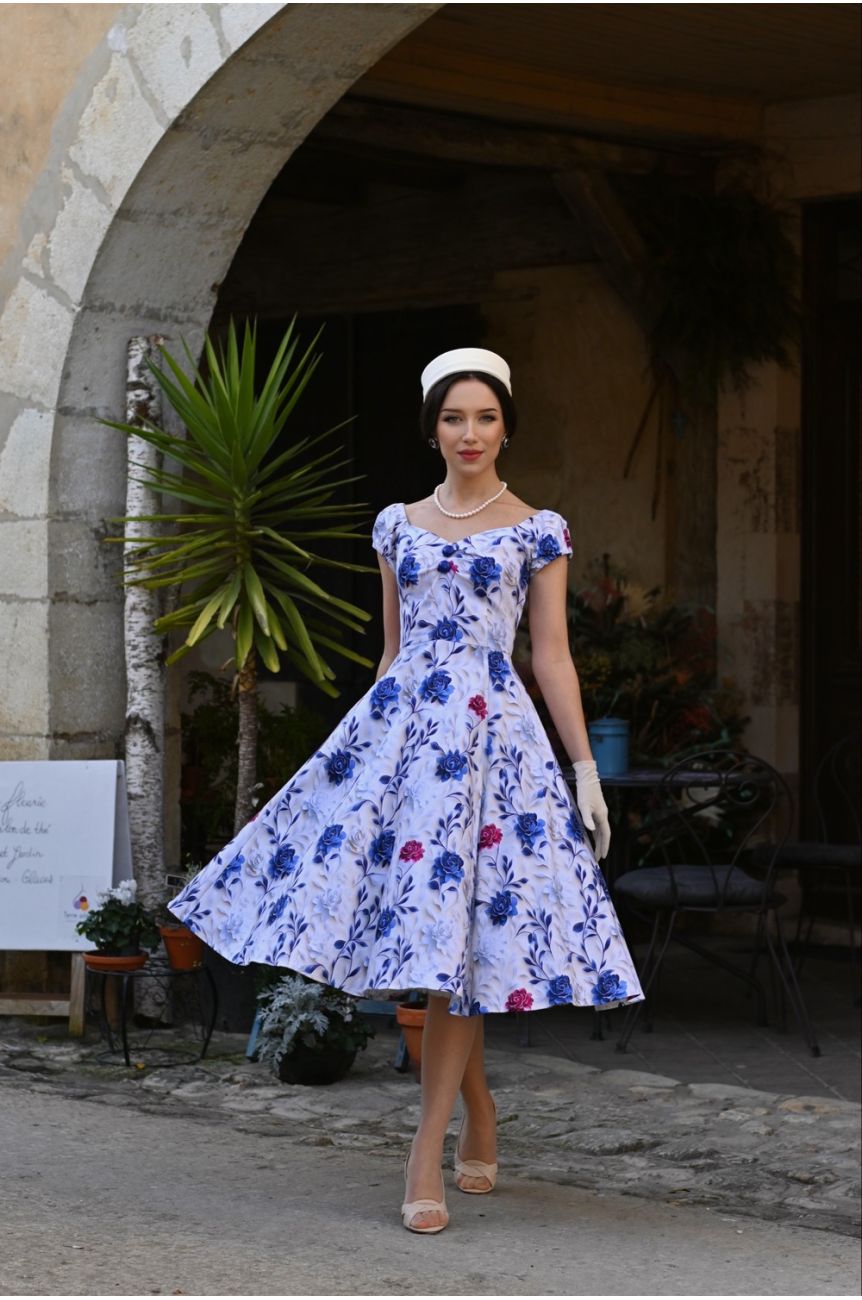 Robe années 50 imprimé floral bleu roses fuchsia décolleté coeur élégant