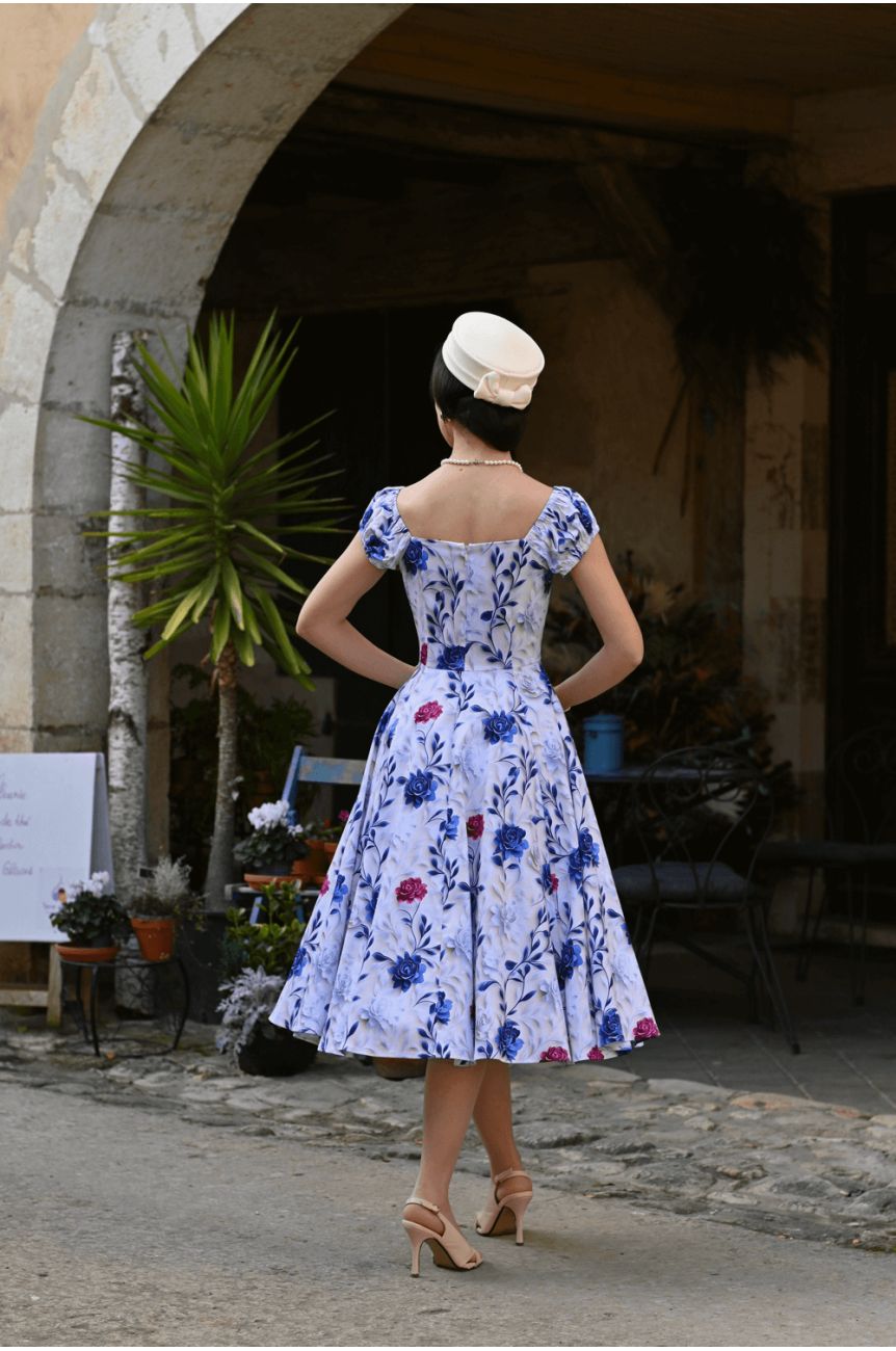 Dos robe swing fleurie bleue encolure carrée jupe évasée style rétro