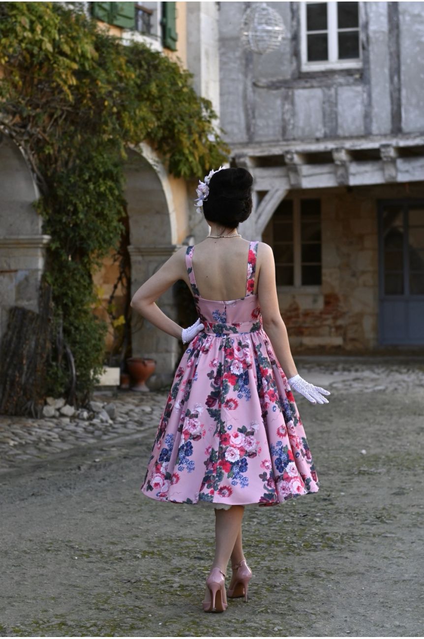 Détail robe rétro rose à fleurs avec poches invisibles