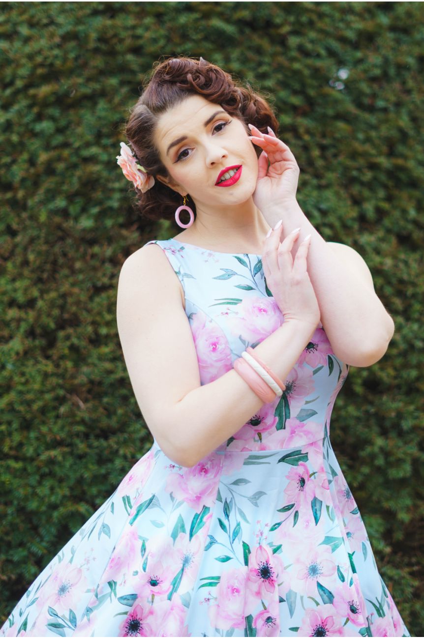 Robe pin-up bleu ciel fleurs roses vert bretelles larges jupe ample retro