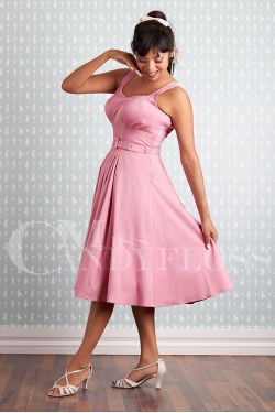 Robe vintage rose poudre jupe swing ample bretelles larges silhouette sablier annees 50