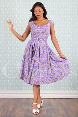 Robe swing Miss Candyfloss imprimé floral violet et rose en viscose, col bardot et jupe plissée années 50