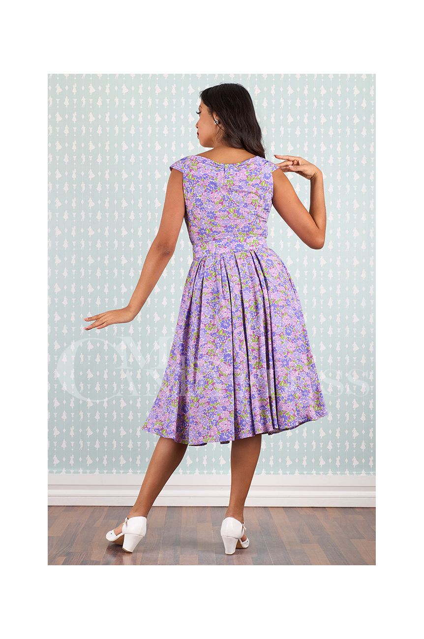 Dos robe swing Miss Candyfloss viscose fleurie violette, fermeture zippée et jupe évasée plissée style années 50
