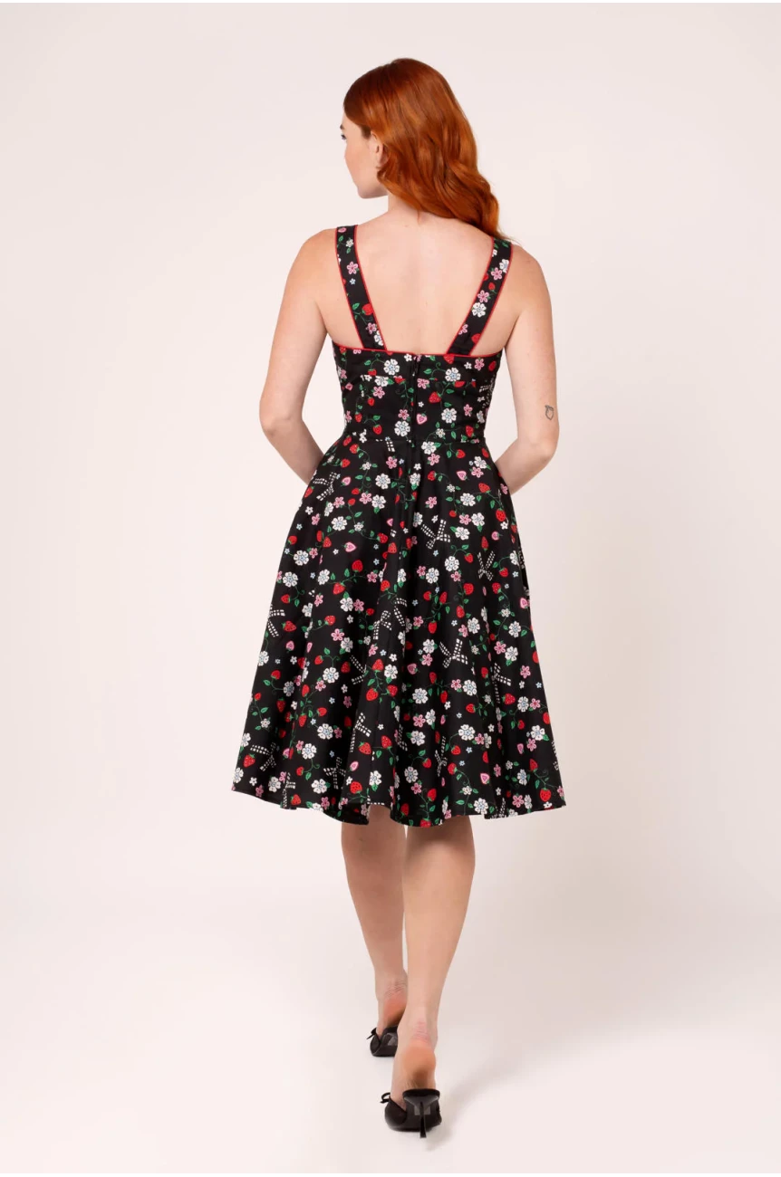 Robe vintage noire imprime fraises fleurs bretelles larges jupe swing pin-up annees 50