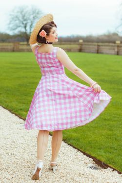 Robe vintage vichy rose poudre blanc jupe swing ample silhouette sablier annees 50