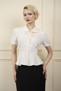 Blouse ivoire peplum col Claudine noeud boutons nacre manches courtes Banned vintage 40s
